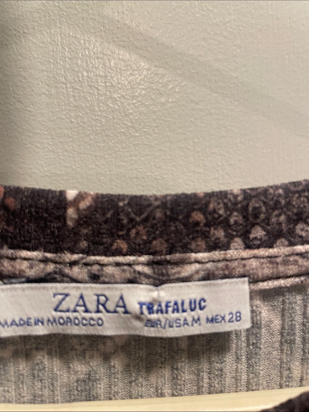Zara Snake-Print Short Sleeve Peplum Tunic - Black & Gray size M - Picture 3 of 5